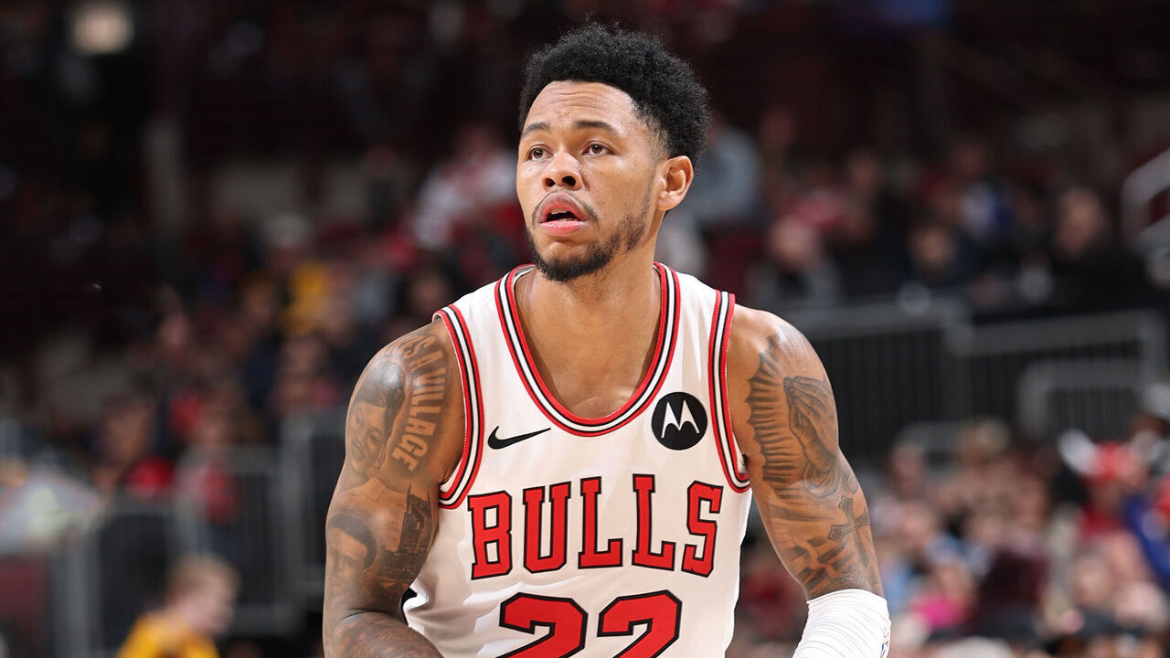 CHICAGO, IL - FEBRUARY 19: Anfernee Simons #22 of the Chicago Bulls shoots a three point basket during the game against the Toronto Raptors on February 19, 2026 at United Center in Chicago, Illinois. Mandatory Copyright Notice: Copyright 2026 NBAE