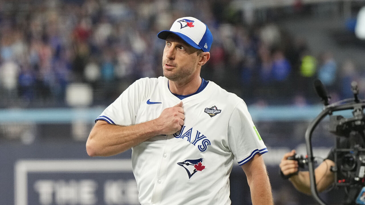 Baseball: World Series: Toronto Blue Jays Max Scherzer (31) in action, walks to the dugout after being relieved vs Los Angeles Dodgers at Rogers Centre. Game 7. Toronto, Canada 11/1/2025CREDIT: Erick W. Rasco