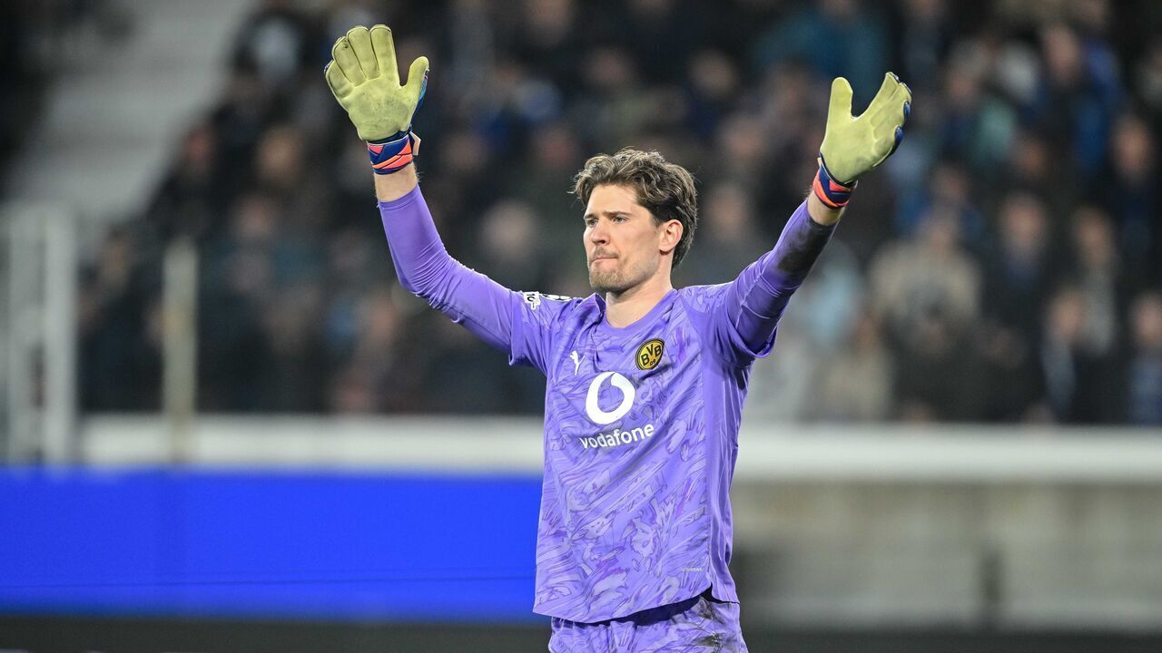 Bergamo, Italy - February 25: goalkeeper Gregor Kobel of Borussia Dortmund gestures during the UEFA Champions League 2025/26 League Knockout Play-off Second Leg match between Atalanta BC and Borussia Dortmund at Stadio di Bergamo on February 25, 2026 in Bergamo, Italy.