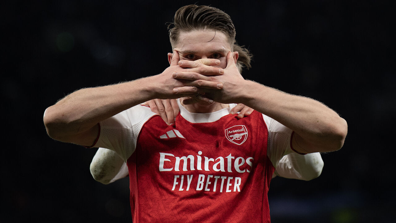 LONDON, ENGLAND - FEBRUARY 22: Viktor Gyokeres celebrates scoring Arsenal's fourth goal during the Premier League match between Tottenham Hotspur and Arsenal at Tottenham Hotspur Stadium on February 22, 2026 in London, England.