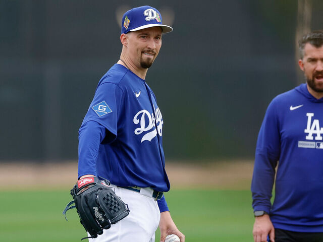 Dodgers' Snell lands on IL with loose bodies in elbow