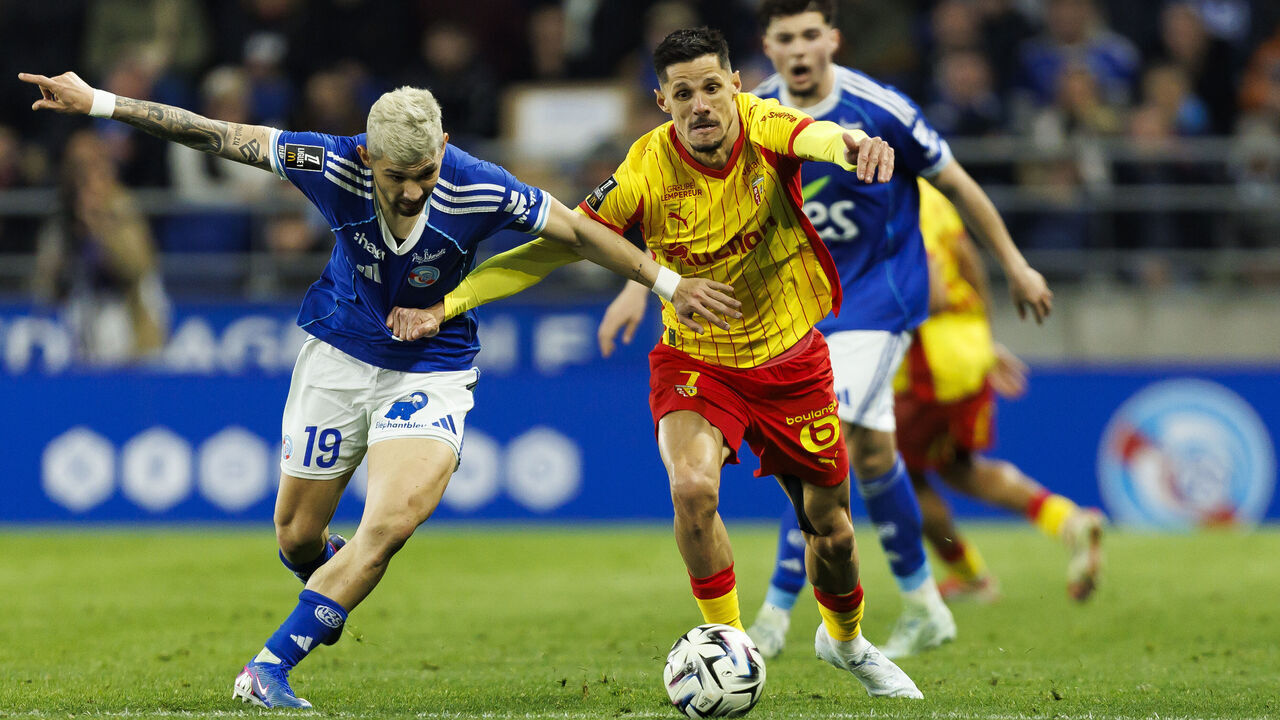 STRASBOURG, FRANCE - FEBRUARY 27: Julio Enciso of RC Strasbourg (L) fights for the ball with Florian Sotoca of RC Lens (R) during the Ligue 1 McDonald's match between RC Strasbourg Alsace and RC Lens at Stade de la Meinau on February 27, 2026 in Strasbourg, France.
