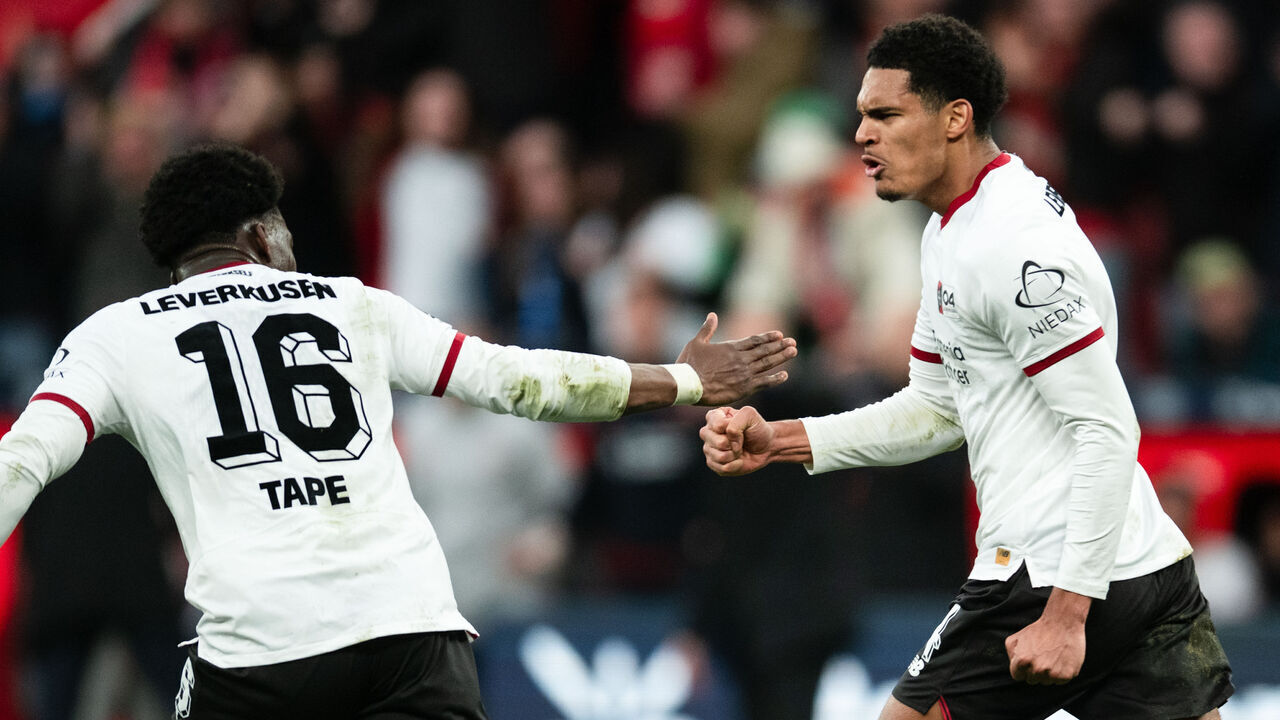 28 February 2026, North Rhine-Westphalia, Leverkusen: Soccer, Men: Bundesliga, Bayer Leverkusen - FSV Mainz 05, Matchday 24, BayArena. Jarell Quansah (r, Bayer Leverkusen) celebrates with Axel Tape (Bayer Leverkusen) after his goal to equalize 1:1. Photo: Marius Becker/dpa - IMPORTANT NOTE: In accordance with the regulations of the DFL German Football League and the DFB German Football Association, it is prohibited to utilize or have utilized photographs taken in the stadium and/or of the match in the form of sequential images and/or video-like photo series.
