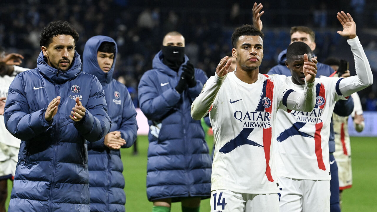 Paris Saint-Germain's French midfielder #14 Desire Doue (C), Paris Saint-Germain's Brazilian defender #05 Marquinhos (L) and teammates celebrate their victory at the end of the French L1 football match between Le Havre AC and Paris Saint-Germain (PSG) at the Stade Oceane in Le Havre, north-western France, on February 28, 2026.