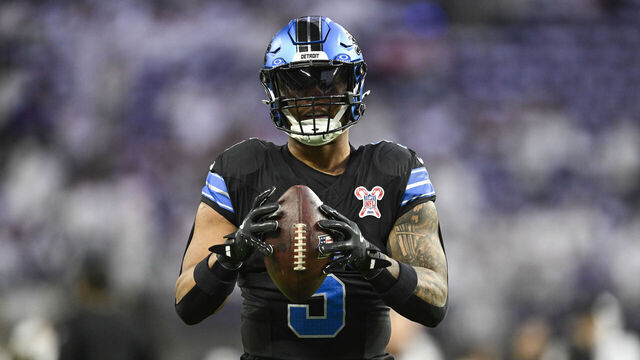 MINNEAPOLIS, MINNESOTA - DECEMBER 25: David Montgomery #5 of the Detroit Lions warms up before the game against the Minnesota Vikings at U.S. Bank Stadium on December 25, 2025 in Minneapolis, Minnesota.