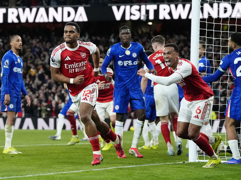 Arsenal overcome Chelsea in set-piece battle to restore 5-point lead