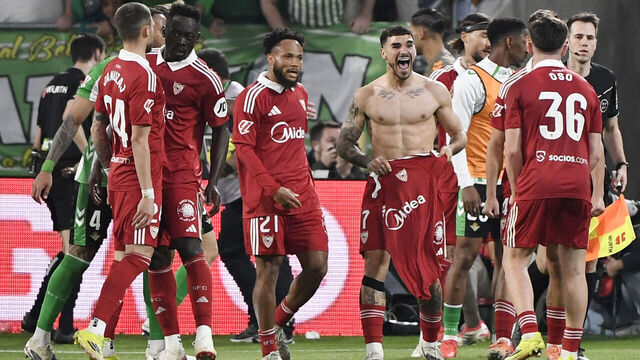 Sevilla's Spanish forward #07 Isaac Romero (C) celebrates scoring his team's second goal during the Spanish league football match between Real Betis and Sevilla FC at Benito Villamarin Stadium in Seville on March 1, 2026.