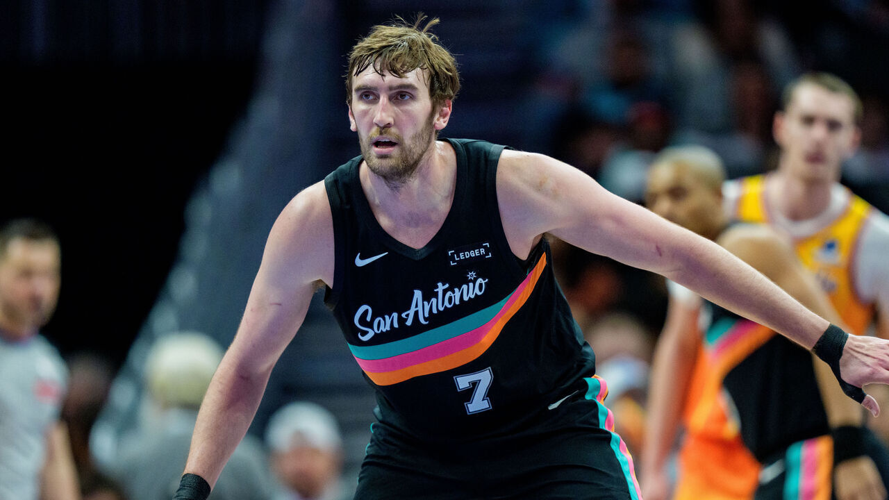 CHARLOTTE, NORTH CAROLINA - JANUARY 31: Luke Kornet #7 of the San Antonio Spurs defends against the Charlotte Hornets during their game at Spectrum Center on January 31, 2026 in Charlotte, North Carolina.