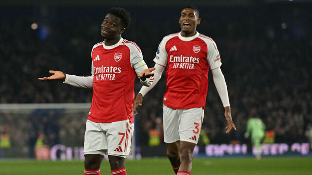 Arsenal's English midfielder #07 Bukayo Saka (L) celebrates after scoring the opening goal of the English Premier League football match between Brighton and Hove Albion and Arsenal at the American Express Community Stadium in Brighton, southern England on March 4, 2026. / RESTRICTED TO EDITORIAL USE. No use with unauthorized audio, video, data, fixture lists, club/league logos or 'live' services. Online in-match use limited to 120 images. An additional 40 images may be used in extra time. No video emulation. Social media in-match use limited to 120 images. An additional 40 images may be used in extra time. No use in betting publications, games or single club/league/player publications. /