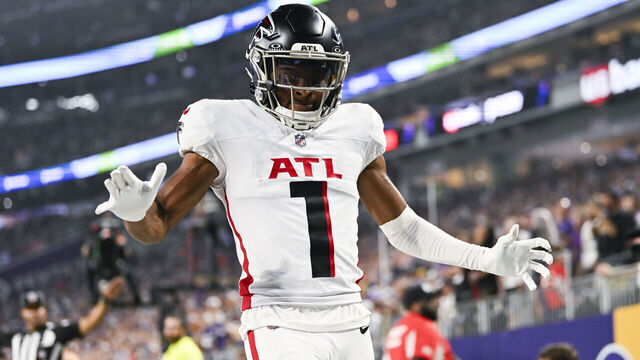 MINNEAPOLIS, MINNESOTA - SEPTEMBER 14: Darnell Mooney #1 of the Atlanta Falcons reacts after missing a touchdown reception against the Minnesota Vikings in the second quarter of the game at U.S. Bank Stadium on September 14, 2025 in Minneapolis, Minnesota.
