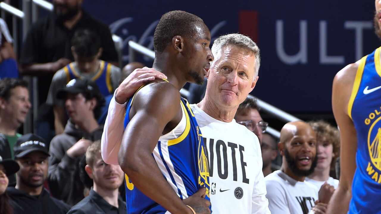 HOUSTON, TX - NOVEMBER 2: Head Coach Steve Kerr of the Golden State Warriors speaks with Jonathan Kuminga #00 during the game on October 22, 2024 at the Toyota Center in Houston, Texas. Mandatory Copyright Notice: Copyright 2024 NBAE