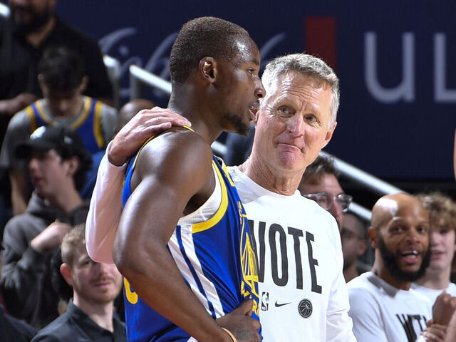 HOUSTON, TX - NOVEMBER 2: Head Coach Steve Kerr of the Golden State Warriors speaks with Jonathan Kuminga #00 during the game on October 22, 2024 at the Toyota Center in Houston, Texas. Mandatory Copyright Notice: Copyright 2024 NBAE
