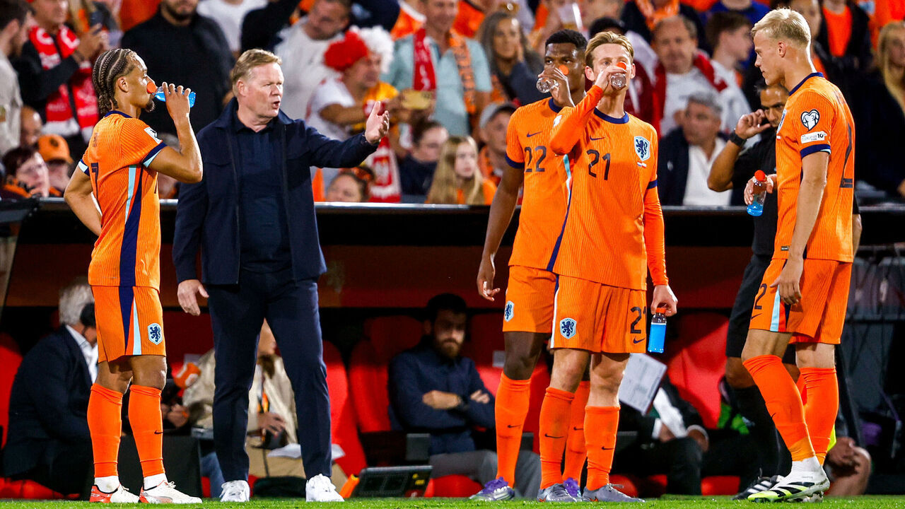 ROTTERDAM, NETHERLANDS - SEPTEMBER 4: Xavi Simons of the Netherlands, Denzel Dumfries of the Netherlands, Frenkie de Jong of the Netherlands during a drinking break, Head Coach Ronald Koeman of the Netherlands gestures during the UEFA World Cup Qualification match between Netherlands and Poland at Stadion Feijenoord on September 4, 2025 in Rotterdam, Netherlands.
