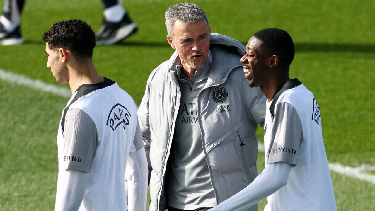 Paris Saint-Germain's Spanish headcoach Luis Enrique (C) speaks with Paris Saint-Germain's Moroccan defender #02 Achraf Hakimi (L) and Paris Saint-Germain's French forward #10 Ousmane Dembele ahead of a training session in Poissy, west of Paris, on March 5, 2026 on the eve of the L1 football match against Monaco.
