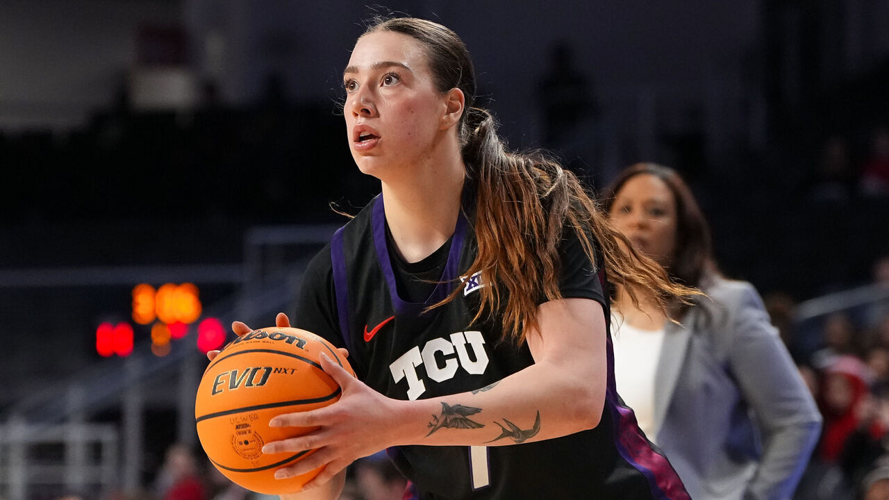 CINCINNATI, OHIO - FEBRUARY 25: Marta Suarez #7 of the TCU Horned Frogs attempts a shot in the first quarter against the Cincinnati Bearcats at Fifth Third Arena on February 25, 2026 in Cincinnati, Ohio.