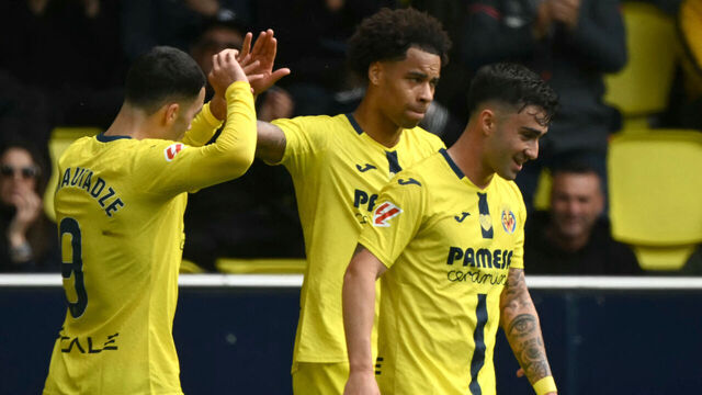 Villarreal's Canadian midfielder #17 Tajon Buchanan (C) celebrates scoring his team's first goal with teammates during the Spanish league football match between Villarreal CF and Elche CF at La Ceramica Stadium in Vila-real on March 8, 2026.