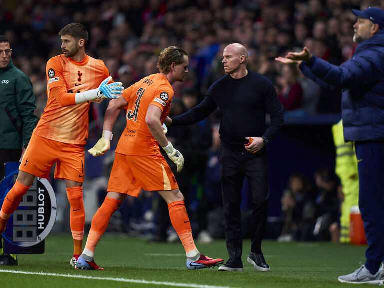 Spurs 'keeper Kinsky subbed in 17th minute after horrific errors vs. Atleti Spurs 'keeper Kinsky subbed in 17th minute after horrific errors vs. Atleti