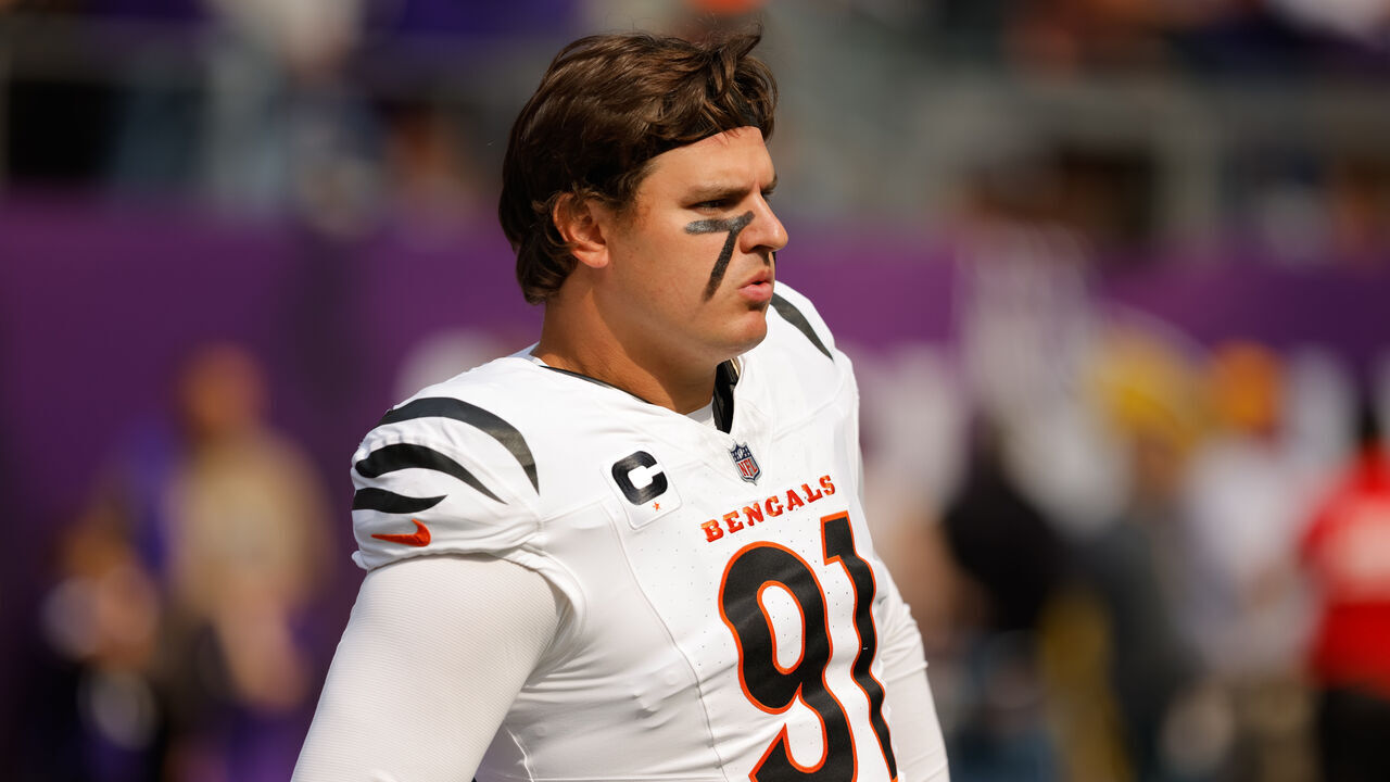 MINNEAPOLIS, MN - SEPTEMBER 21: Cincinnati Bengals defensive end Trey Hendrickson (91) warms up before the NFL game between the Cincinnati Bengals and the Minnesota Vikings on September 21st, 2025, at U.S. Bank Stadium in Minneapolis, MN.