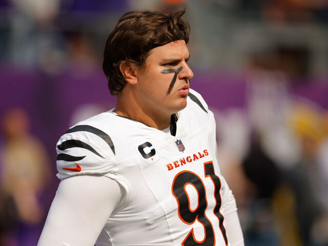 MINNEAPOLIS, MN - SEPTEMBER 21: Cincinnati Bengals defensive end Trey Hendrickson (91) warms up before the NFL game between the Cincinnati Bengals and the Minnesota Vikings on September 21st, 2025, at U.S. Bank Stadium in Minneapolis, MN.