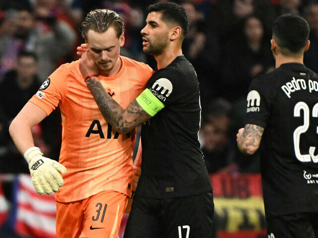 Tottenham Hotspur's Argentinian defender #17 Cristian Romero conforts Tottenham Hotspur's Czech goalkeeper #31 Antonin Kinsky after his substitution during the UEFA Champions League last 16 first leg football match between Club Atletico de Madrid and Tottenham Hotspur at Metropolitano Stadium in Madrid on March 10, 2026.