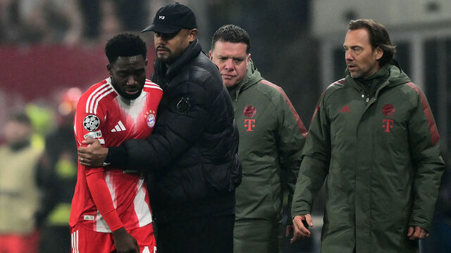 Bayern Munich's Canadian defender #19 Alphonso Davies is comforted by Bayern Munich's Belgian head coach Vincent Kompany as he leaves the pitch on injury during the UEFA Champions League last 16, first leg football match between Atalanta and Bayern Munich at the Gewiss stadium in Bergamo, on March 10, 2026.