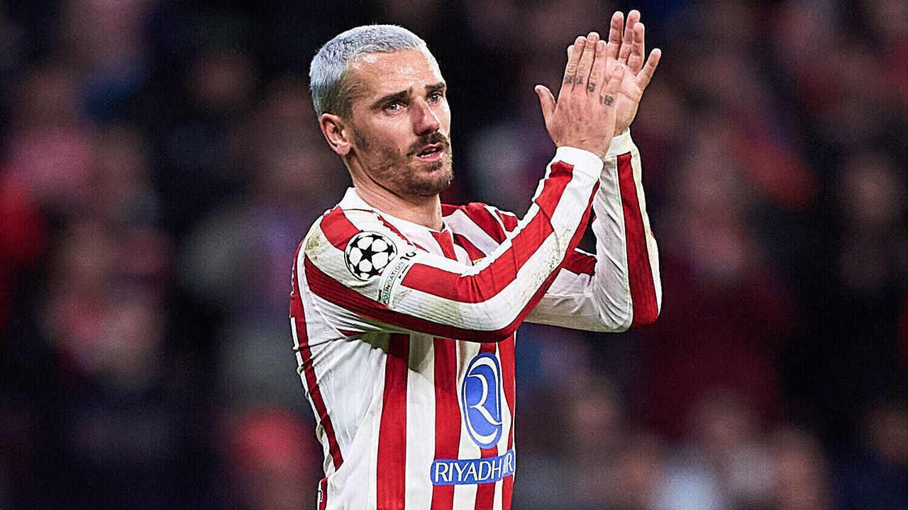 MADRID, SPAIN - MARCH 10: Antoine Griezmann of Atletico de Madrid acknowledges the fans during the UEFA Champions League 2025/26 Round of 16 First Leg match between Atletico de Madrid and Tottenham Hotspur FC at Estadio Civitas Metropolitano on March 10, 2026 in Madrid, Spain.