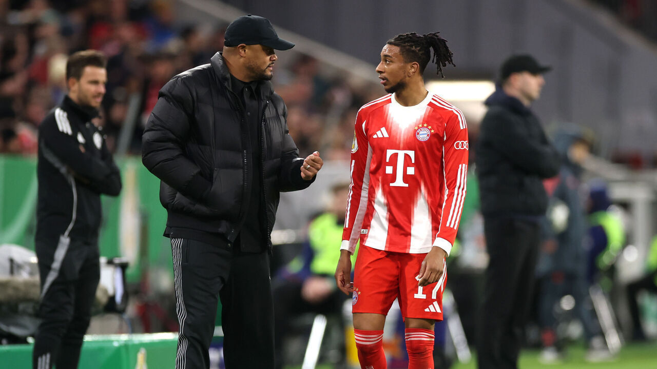 MUNICH, GERMANY - FEBRUARY 11: Vincent Kompany, Head Coach of FC Bayern Munich, interacts with Michael Olise of FC Bayern Munich during the DFB Cup Quarter Final match between FC Bayern München and RB Leipzig at Allianz Arena on February 11, 2026 in Munich, Germany.