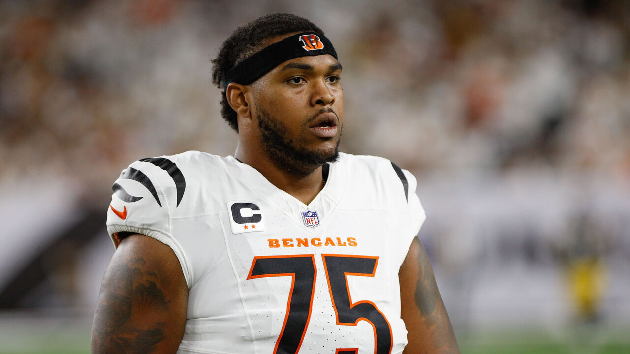 CINCINNATI, OH - OCTOBER 16: Cincinnati Bengals offensive tackle Orlando Brown (75) during the game against the Pittsburgh Steelers and the Cincinnati Bengals on October 16, 2025, at Paycor Stadium in Cincinnati, OH.
