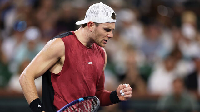 INDIAN WELLS, CALIFORNIA - MARCH 11: Jack Draper of Great Britain celebrates a point against Novak Djokovic of Serbia in their fourth round match of the BNP Paribas Open at Indian Wells Tennis Garden on March 11, 2026 in Indian Wells, California.