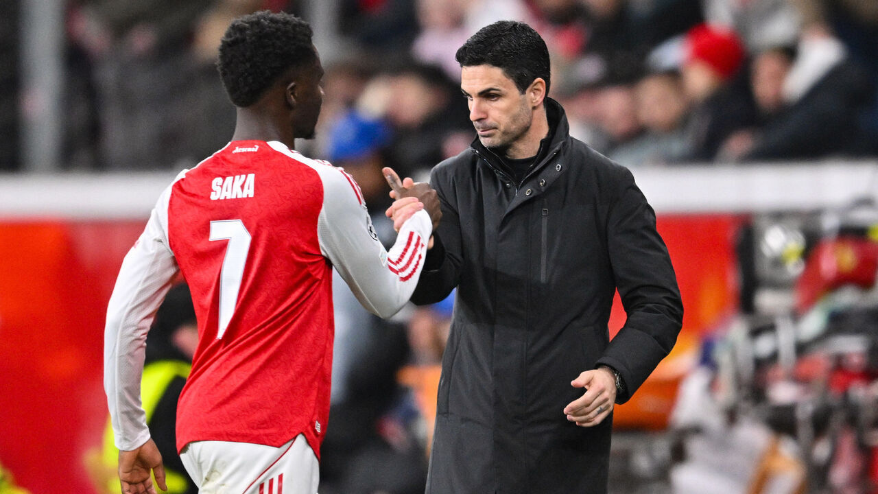 11 March 2026, North Rhine-Westphalia, Leverkusen: Soccer, Men: Champions League, Bayer Leverkusen - FC Arsenal, knockout round, round of 16, first leg, BayArena, Bukayo Saka (FC Arsenal) claps with coach Mikel Arteta (FC Arsenal) after his substitution. Photo: Anke Waelischmiller/dpa