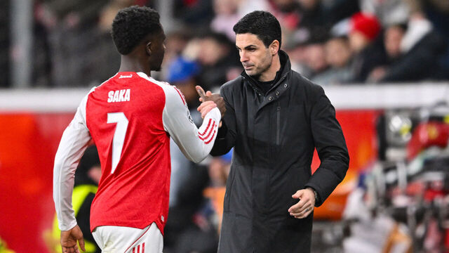11 March 2026, North Rhine-Westphalia, Leverkusen: Soccer, Men: Champions League, Bayer Leverkusen - FC Arsenal, knockout round, round of 16, first leg, BayArena, Bukayo Saka (FC Arsenal) claps with coach Mikel Arteta (FC Arsenal) after his substitution. Photo: Anke Waelischmiller/dpa