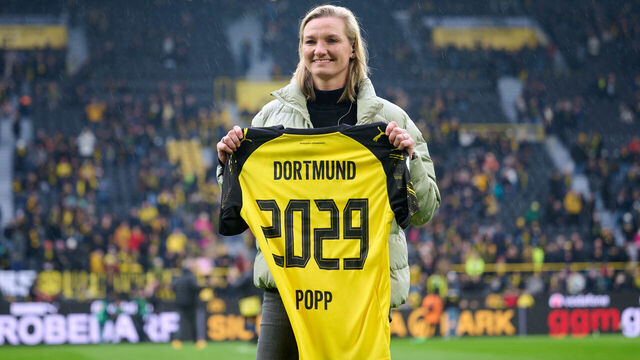 14 March 2026, North Rhine-Westphalia, Dortmund: Soccer, Men: Bundesliga, Borussia Dortmund - FC Augsburg, Matchday 26, Signal Iduna Park. Alexandra Popp is introduced as a new signing for the BVB women before the game. Photo: Bernd Thissen/dpa - IMPORTANT NOTE: In accordance with the regulations of the DFL German Football League and the DFB German Football Association, it is prohibited to utilize or have utilized photographs taken in the stadium and/or of the match in the form of sequential images and/or video-like photo series.