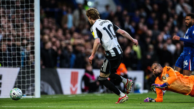 LONDON, ENGLAND - MARCH 14: Newcastle United's Anthony Gordon scoring his side's first goal during the Premier League match between Chelsea and Newcastle United at Stamford Bridge on March 14, 2026 in London, England.