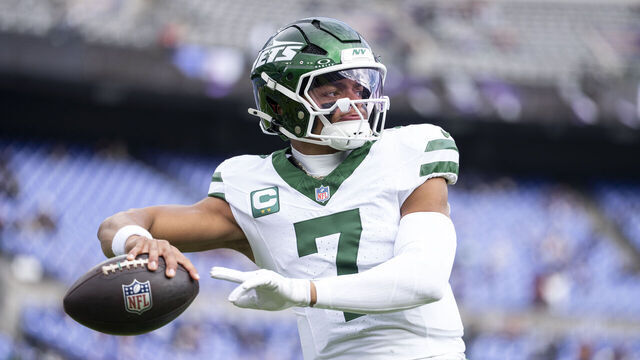 BALTIMORE, MARYLAND - NOVEMBER 23: Justin Fields #7 of the New York Jets looks to pass prior to an NFL football game against the Baltimore Ravens at M&T Bank Stadium on November 23, 2025 in Baltimore, Maryland.
