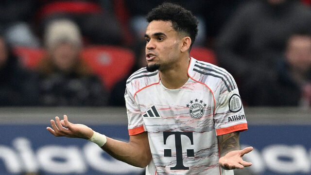 Bayern Munich's Colombian forward #14 Luis Diaz reacts after been sent off by the referee during the German first division Bundesliga football match between Bayer 04 Leverkusen and FC Bayern Munich in Leverkusen, western Germany on March 14, 2026. / DFL REGULATIONS PROHIBIT ANY USE OF PHOTOGRAPHS AS IMAGE SEQUENCES AND/OR QUASI-VIDEO ALTERNATIVE CROP