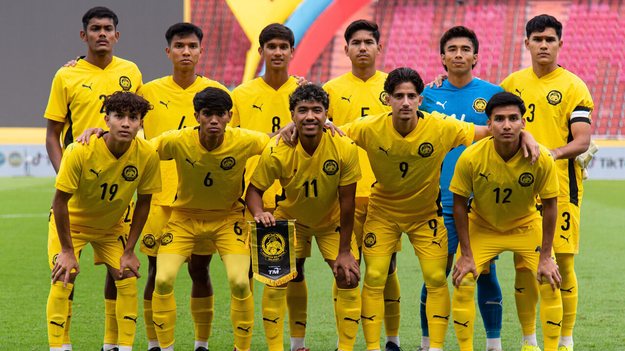 BANGKOK, THAILAND - 2025/12/11: Players of Malaysia pose for a group photo during the Men's Football group stage match between Vietnam and Malaysia in 33rd SEA Games at Rajamangala National stadium. Final score; Vietnam 2 : 0 Malaysia.