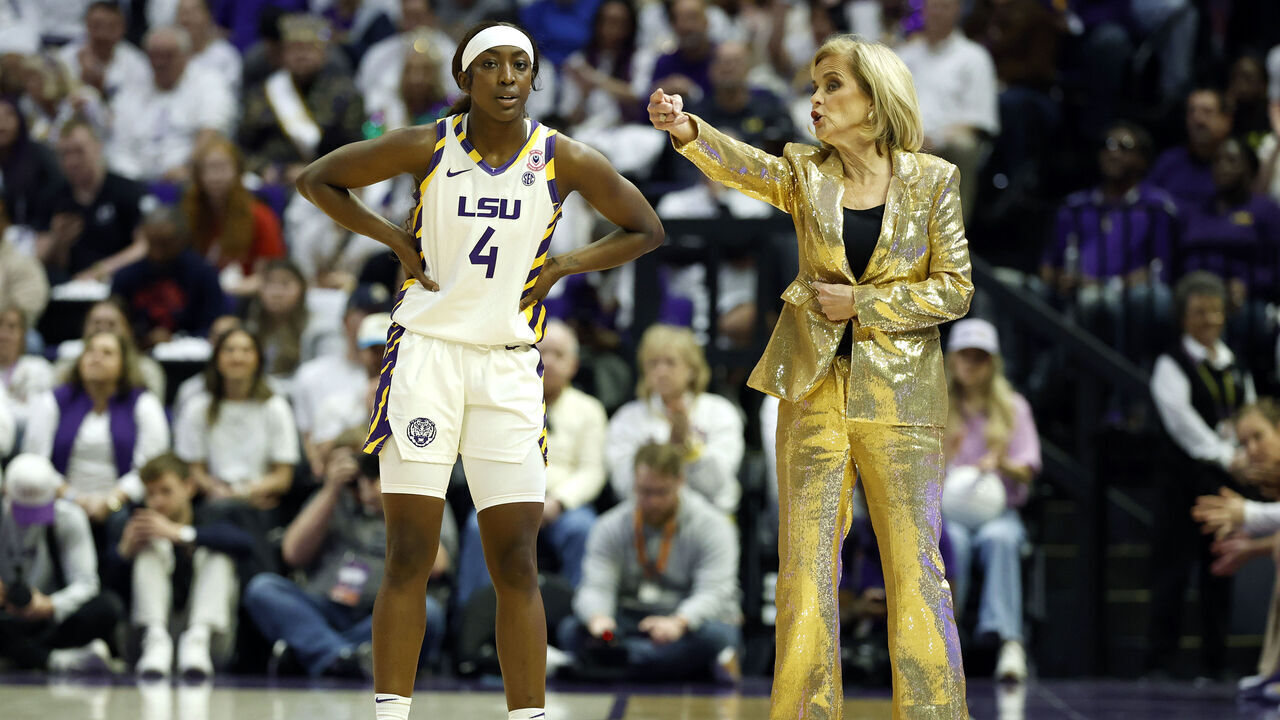 BATON ROUGE, LOUISIANA - JANUARY 11: Head coach Kim Mulkey of the LSU Tigers (R) speaks with Flau'jae Johnson #4 during the first half of a game against the Texas Longhorns at Pete Maravich Assembly Center on January 11, 2026 in Baton Rouge, Louisiana.
