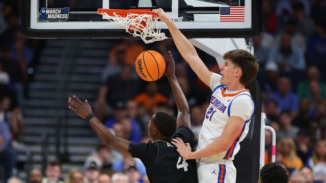 TAMPA, FLORIDA - MARCH 20: Alex Condon #21 of the Florida Gators dunks the ball against Corey Dunning #4 of the Prairie View A&M Panthers during the first half in the first round of the 2026 NCAA Men's Basketball Tournament at Benchmark International Arena on March 20, 2026 in Tampa, Florida.