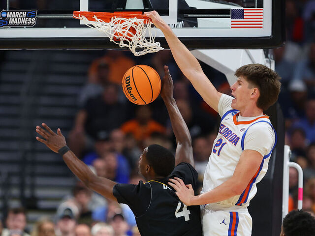 TAMPA, FLORIDA - MARCH 20: Alex Condon #21 of the Florida Gators dunks the ball against Corey Dunning #4 of the Prairie View A&M Panthers during the first half in the first round of the 2026 NCAA Men's Basketball Tournament at Benchmark International Arena on March 20, 2026 in Tampa, Florida.