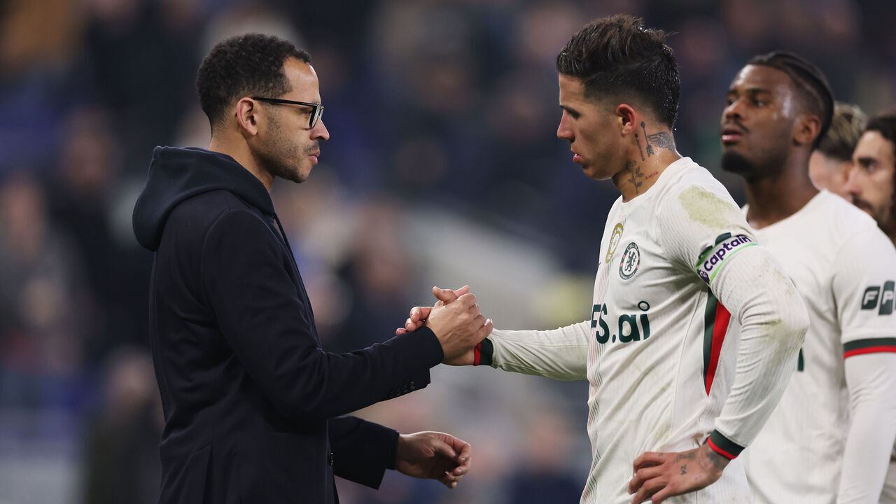 LIVERPOOL, ENGLAND - MARCH 21: Liam Rosenior, Manager of Chelsea, shakes hands with Enzo Fernandez after the Premier League match between Everton and Chelsea at Hill Dickinson Stadium on March 21, 2026 in Liverpool, England.