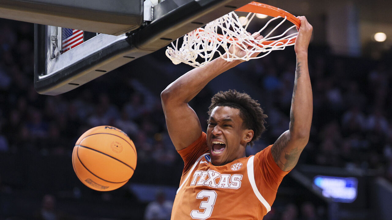 PORTLAND, OREGON - MARCH 21: Dailyn Swain #3 of the Texas Longhorns dunks the ball against the Gonzaga Bulldogs during the second round of the 2026 NCAA Men's Basketball Tournament held at Moda Center on March 21, 2026 in Portland, Oregon.