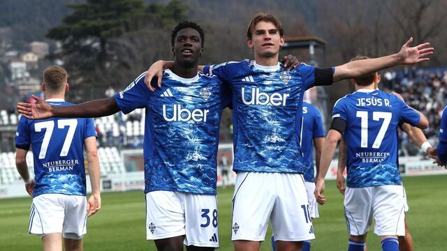 COMO, ITALY - MARCH 22: Assane Diao of Como 1907 celebrates with his team-mate Nico Paz after scoring their team's first goal during the Serie A match between Como 1907 and Pisa SC at Giuseppe Sinigaglia Stadium on March 22, 2026 in Como, Italy.