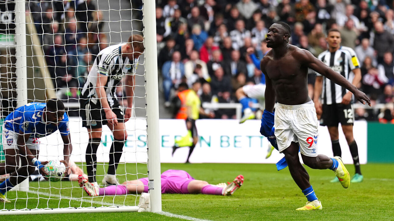 Sunderland's Brian Brobbey (right) celebrates scoring their side's second goal of the game as Newcastle United players look dejected uring the Premier League match at St James' Park, Newcastle upon Tyne. Picture date: Sunday March 22, 2026.