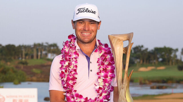 Jordan Gumberg of the US poses with the trophy after winning the DP World Tour Hainan Classic golf tournament at the Mission Hills golf course in Haikou, in China's southern Hainan province on March 22, 2026. / China OUT