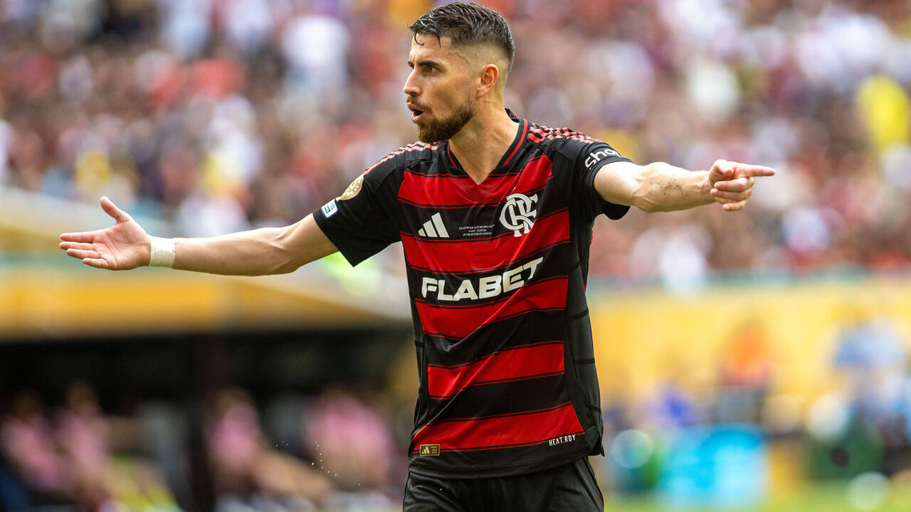 MIAMI GARDENS, FLORIDA - JUNE 29: Jorginho #21 of CR Flamengo alls out instructions during the FIFA Club World Cup 2025 round of 16 match between CR Flamengo and FC Bayern Munchen at Hard Rock Stadium on June 29, 2025 in Miami Gardens, Florida.