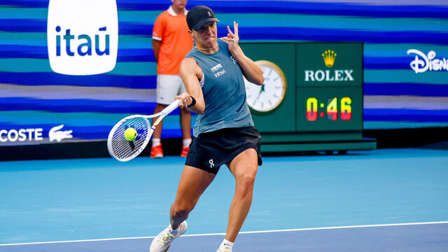 MIAMI GARDENS, FL - MARCH 19: Iga Swiatek (POL) in action during a Women's Singles Round 1 match against Magda Linette (POL) at the Miami Open on March 19, 2026, at Hard Rock Stadium in Miami Gardens, Florida,
