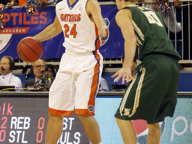 VIDEO: 1-handed Florida guard Zach Hodskins makes NCAA debut