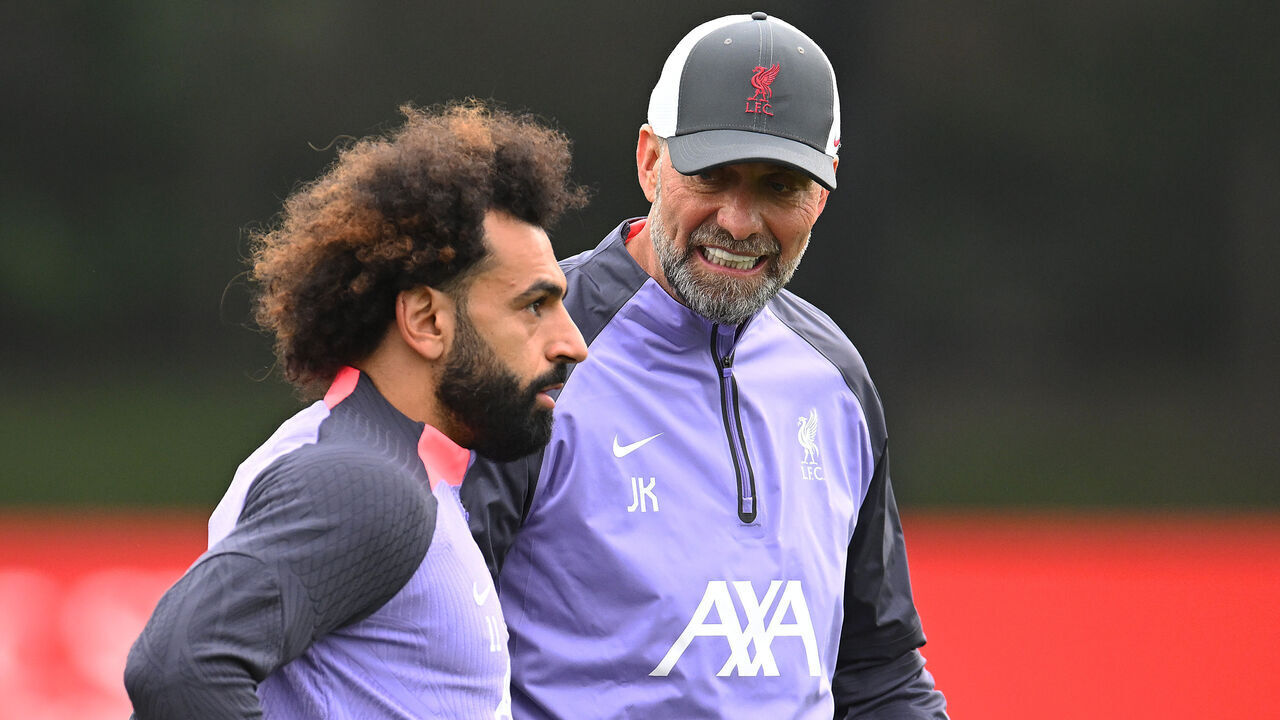 KIRKBY, ENGLAND - OCTOBER 04: (THE SUN OUT. THE SUN ON SUNDAY OUT) Jurgen Klopp manager of Liverpool with Mohamed Salah of Liverpool at AXA Training Centre on October 04, 2023 in Kirkby, England.