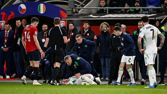 Prague , Czech Republic - 26 March 2026; Sammie Szmodics of Republic of Ireland is helped by Republic of Ireland head coach Heimir Hallgrimsson after a head injury during the FIFA World Cup 2026 European Qualifiers play-off semi-final match between Czechia and Republic of Ireland at Fortuna Arena in Prague, Czechia.