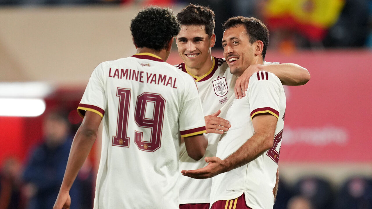VILLARREAL, SPAIN - MARCH 27: Mikel Oyarzabal of Spain celebrates scoring his team's second goal with teammates Pau Cubarsi and Lamine Yamal of Spain during the International Friendly match between Spain and Serbia at Estadio de la Ceramica on March 27, 2026 in Villarreal, Spain.